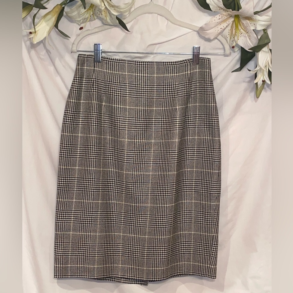 Jones New York. Size 6. Timeless black and white over the knee work skirt.
